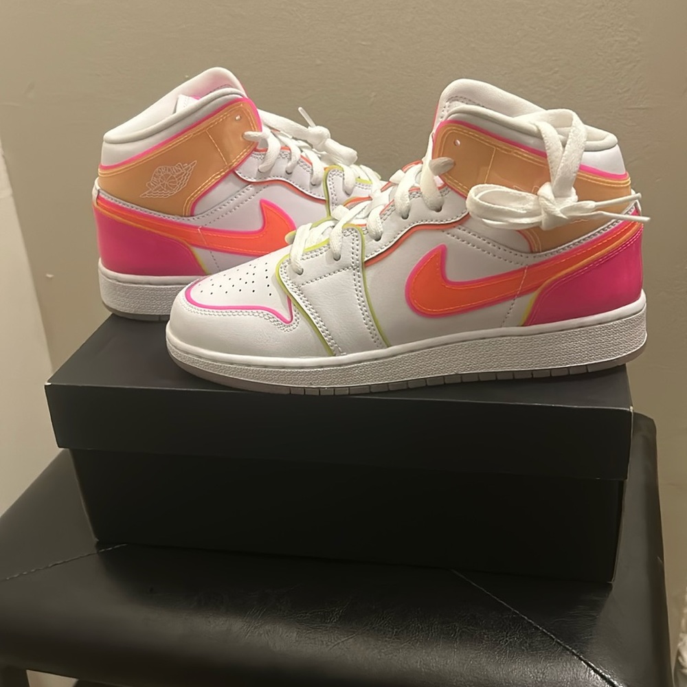 Jordan 1s mids edge glow